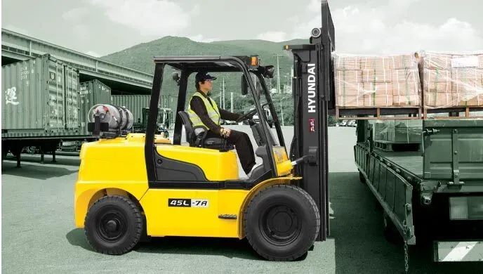 Main image of HYUNDAI 45L-7A Forklift Truck Specification and Features