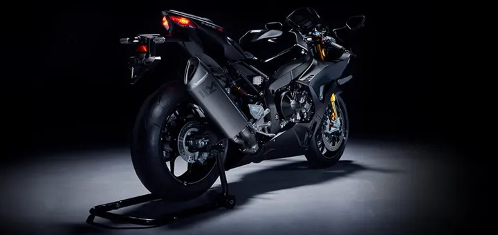 Honda's CBR1000RR-R Fireblade SP Carbon Edition back angle